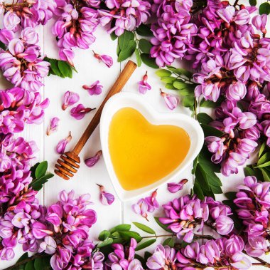 ile akasya çiçekleri ahşap arka plan üzerinde tatlım