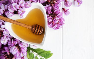 ile akasya çiçekleri ahşap arka plan üzerinde tatlım