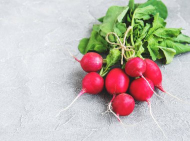 Eski bir taş tablo taze mor turp