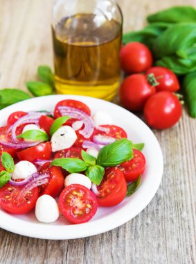 Kiraz domates ve mozzarella ile İtalyan caprese salatası