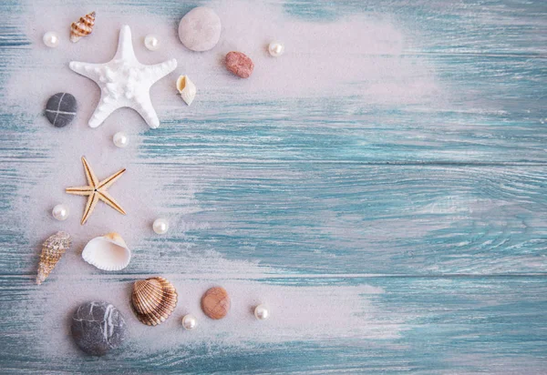 deniz kabukları ahşap arka plan üzerinde kum ile