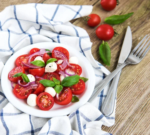 Kiraz domates ve mozzarella ile İtalyan caprese salatası