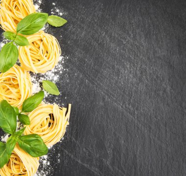 İtalyan makarna siyah bir zemin üzerine yeşil Fesleğenli Tagliatelle