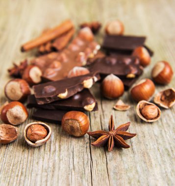 Çikolata ve fındık eski bir ahşap tablo