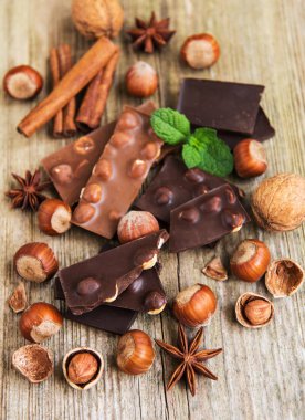 Çikolata ve fındık eski bir ahşap tablo