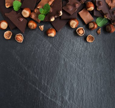 Siyah bir taş zemin üzerine fındıklı çikolata