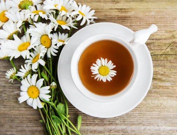 Csésze Tea Gyógynövény Kamilla Virág Egy Régi Fából Készült Asztal — Stock Fotó