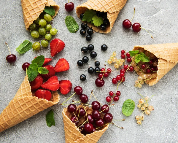 Kužel Zmrzliny Ovocem Kamenné Pozadí — Stock fotografie