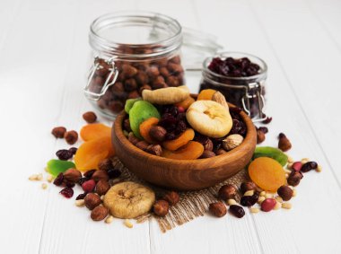 Karışık Kuruyemiş eski bir beyaz ahşap tablo