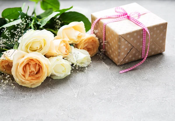 Розы Подарочная Коробка Каменном Фоне — стоковое фото