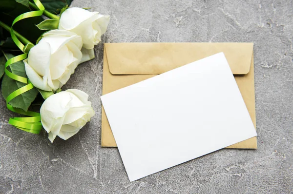 Beyaz güller ve taş zemin üzerine tebrik kartı