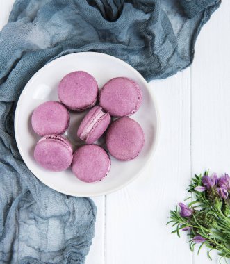 Lavanta macarons Beyaz ahşap bir masa üzerinde plaka