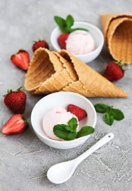 Çilekli dondurma ve waffle koni taş zemin üzerine