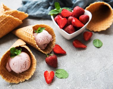 Çilekli dondurma ve waffle koni taş zemin üzerine