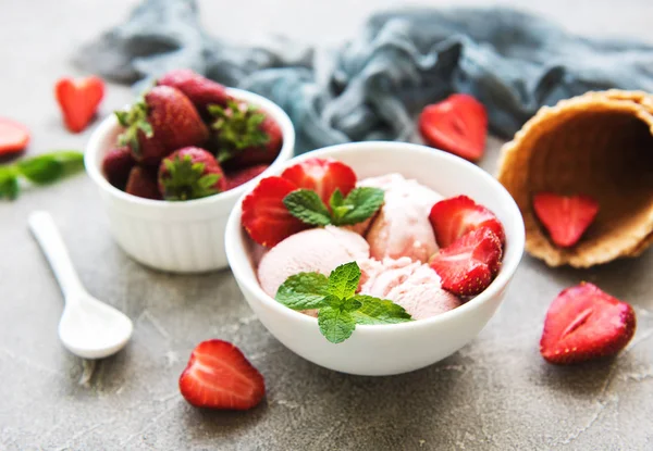 Erdbeereis Und Waffelkegel Auf Steinhintergrund — Stockfoto