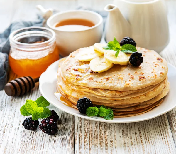 Leckere Pfannkuchen Mit Brombeeren Und Bananen Auf Weißem Holzhintergrund — Stockfoto