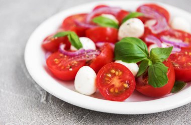 Kiraz domates ve mozzarella ile İtalyan caprese salatası