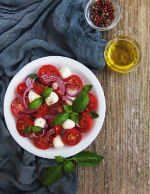 Kiraz domates ve mozzarella ile İtalyan caprese salatası