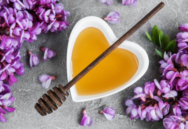 İle akasya çiçekleri taş zemin üzerine tatlım