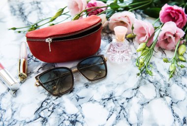 Mermer bir zemin üzerine çiçekli deri güneş gözlüğü kapak