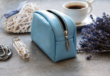 Bir taş zemin üzerine aksesuarlar ile deri kozmetik çantası