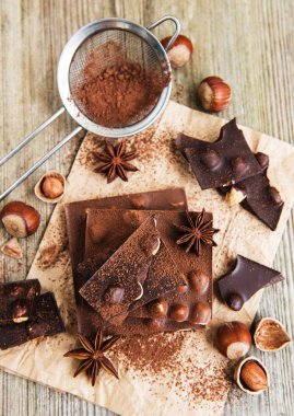 Çikolata ve fındık eski bir ahşap tablo