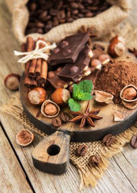 Çikolata ve fındık eski bir ahşap tablo