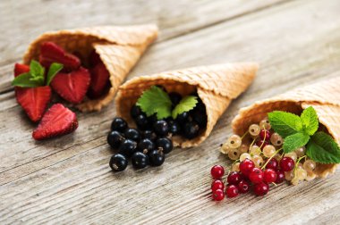 dondurma koni ahşap arka plan üzerinde çilek ile