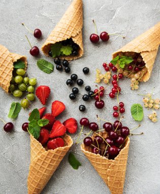 dondurma külahı taş zemin üzerine çilek ile