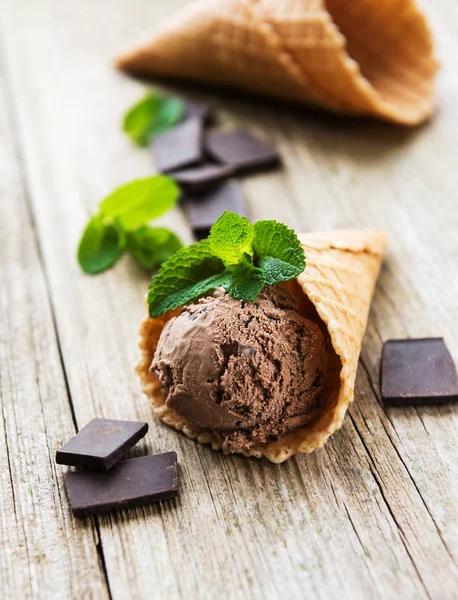 Cone Com Sorvete Chocolate Velho Fundo Madeira — Fotografia de Stock