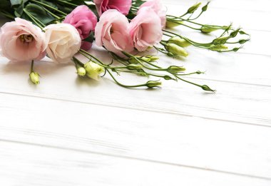 Taze pembe eustoma çiçekli çerçeve ahşap arka plan üzerinde