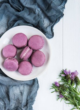 Lavanta macarons Beyaz ahşap bir masa üzerinde plaka