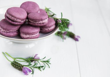 Lavanta macarons Beyaz ahşap bir masa üzerinde plaka