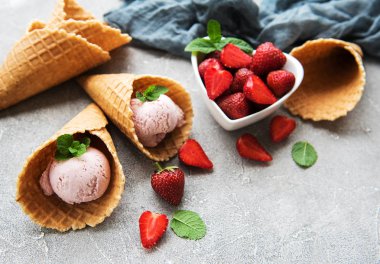 Çilekli dondurma ve waffle koni taş zemin üzerine