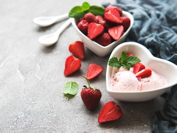 石头背景草莓冰淇淋 — 图库照片