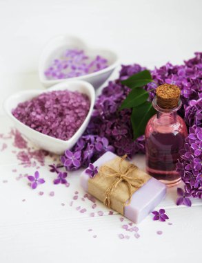 Esans eski bir ahşap zemin üzerine eflatun çiçekli