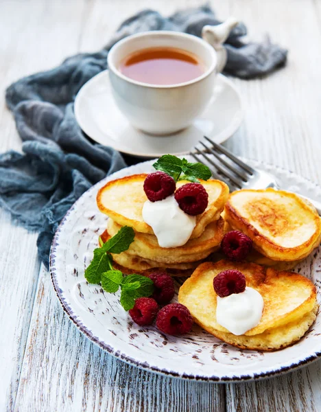 Délicieuses Crêpes Aux Framboises Sur Fond Bois Blanc — Photo