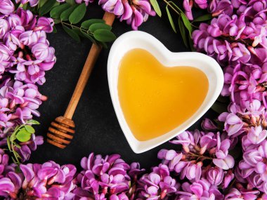 İle akasya çiçekleri siyah bir taş zemin üzerine tatlım