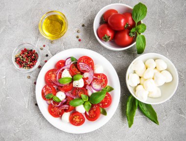 Kiraz domates ve mozzarella ile İtalyan caprese salatası