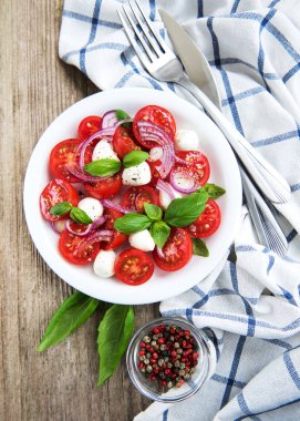 Kiraz domates ve mozzarella ile İtalyan caprese salatası