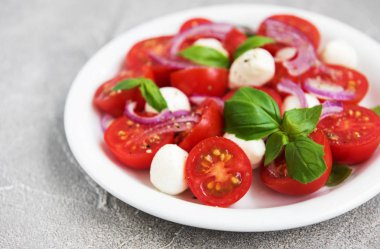 Kiraz domates ve mozzarella ile İtalyan caprese salatası