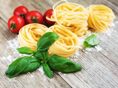 İtalyan makarna eski ahşap bir masa üzerinde yeşil Fesleğenli Tagliatelle