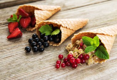 dondurma koni ahşap arka plan üzerinde çilek ile