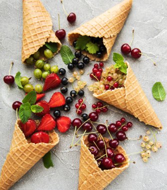 dondurma külahı taş zemin üzerine çilek ile