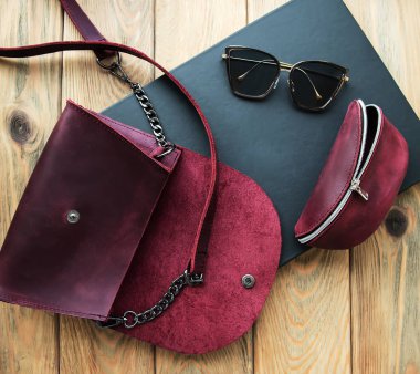 Deri çanta aksesuarları eski ahşap zemin ile