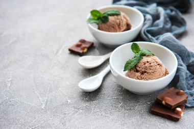 Kase taş zemin üzerine çikolatalı dondurma ile