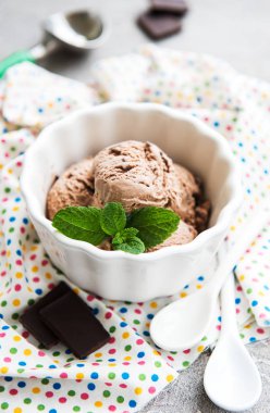 Bir beton zemin üzerine çikolatalı dondurma ile kase