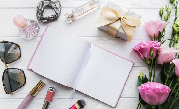 Femme Couché Plat Avec Carnet Propre Cosmétiques Fleurs — Photo