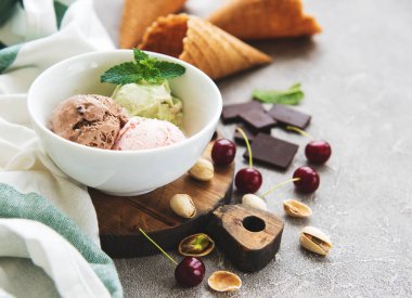 Farklı renk ve lezzetleri dondurma Kepçe kümesi