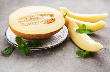 Kavun bir beton zemin üzerine plaka